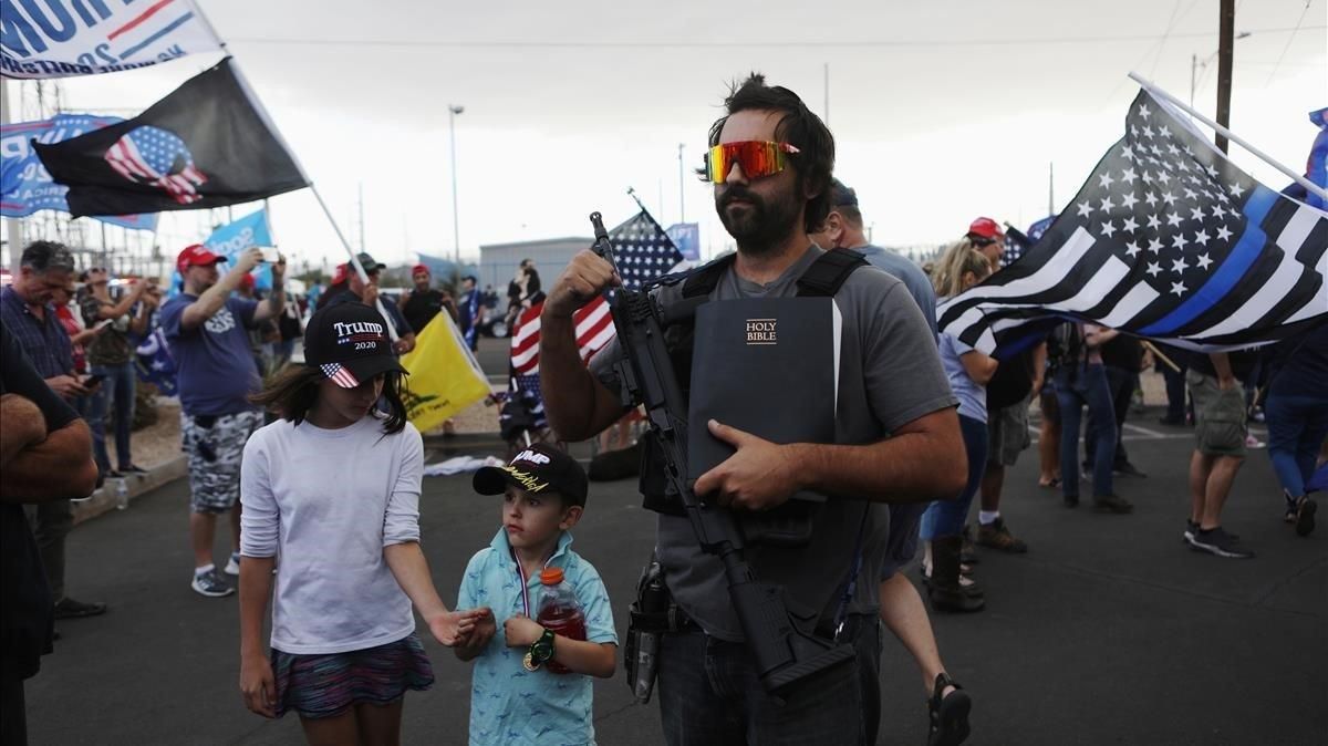 Un hombre armado que carga también con una Biblia ayer sábado en la protesta en el condado de Maricopa, en Arizona. Un hombre armado que carga también con una Biblia ayer sábado en la protesta en el condado de Maricopa, en Arizona.