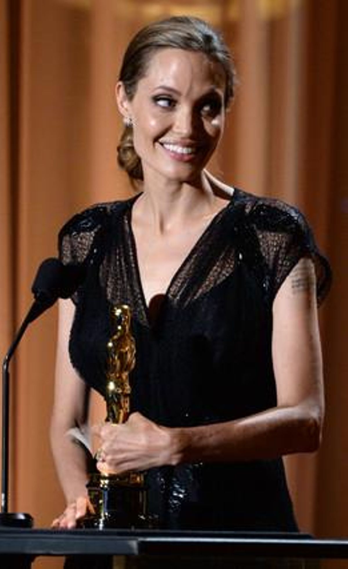Angelina Jolie ha recibido un Oscar Honorífico por su labor humanitaria Angelina Jolie ha recibido un Oscar Honorífico por su labor humanitaria