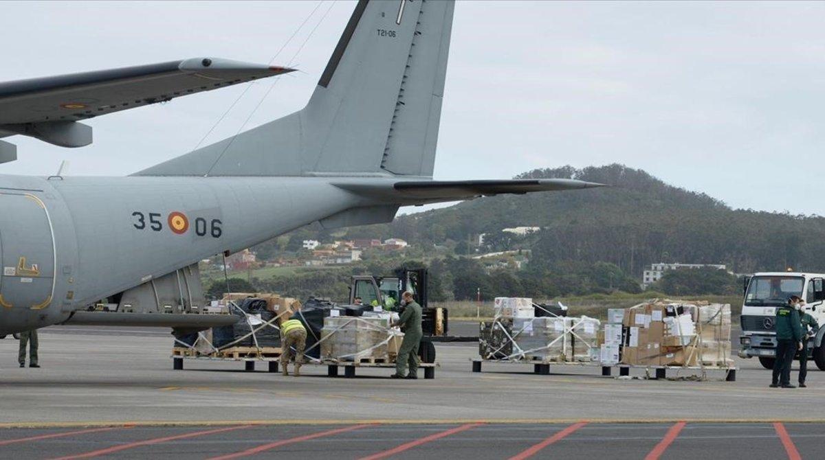 Miembros del Ejército del Aire y la Guardia Civil desembarcan en el aeropuerto de Tenerife Norte con material sanitario.