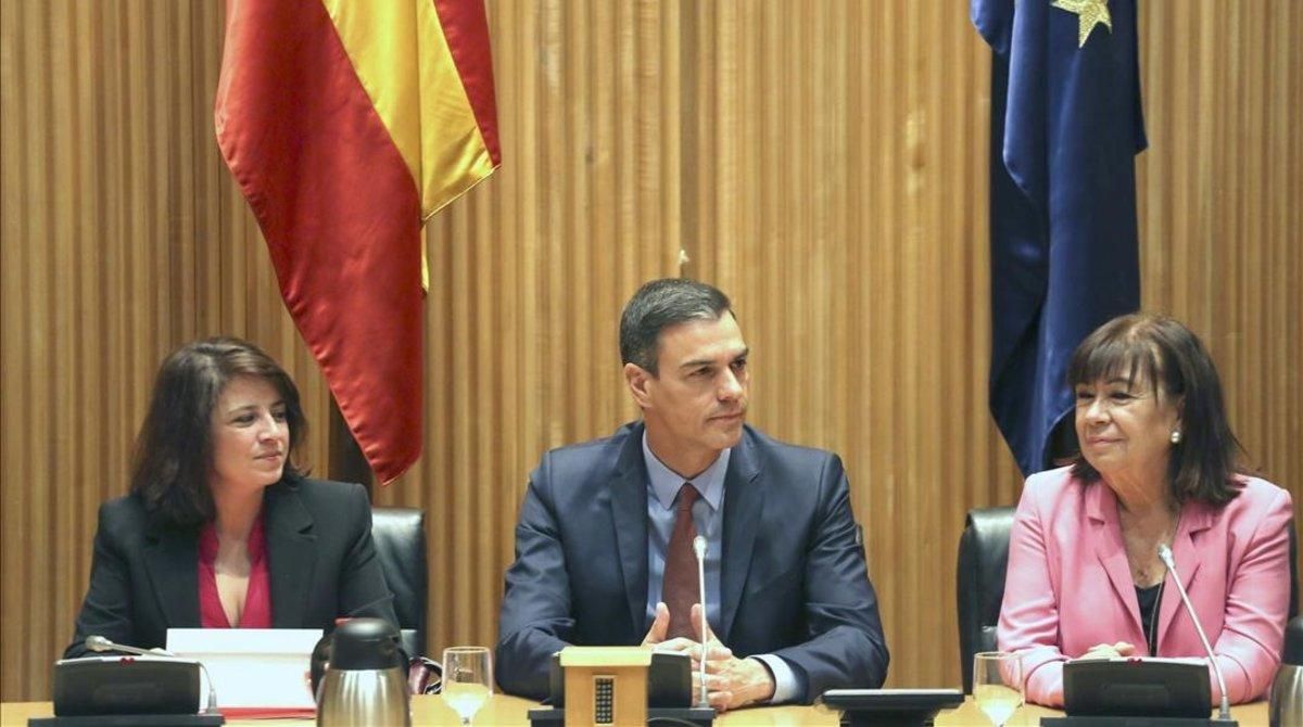 Pedro Sánchez, junto a Adriana Lastra y Cristina Narbona, este martes en el Congreso. Pedro Sánchez, junto a Adriana Lastra y Cristina Narbona, este martes en el Congreso.