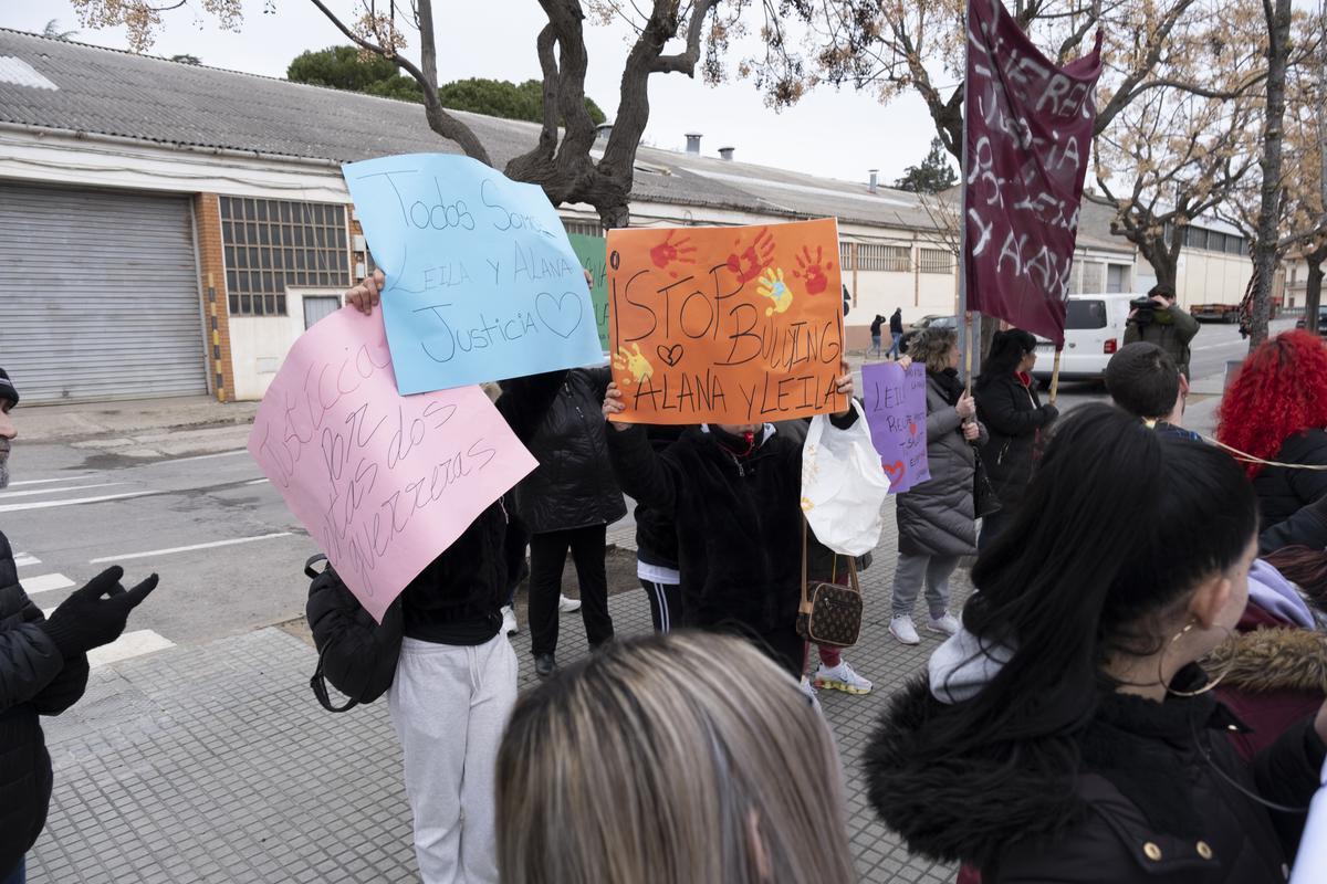 Manifestación contra el ’bullying’ en el instituto Llobregat de Sallent.