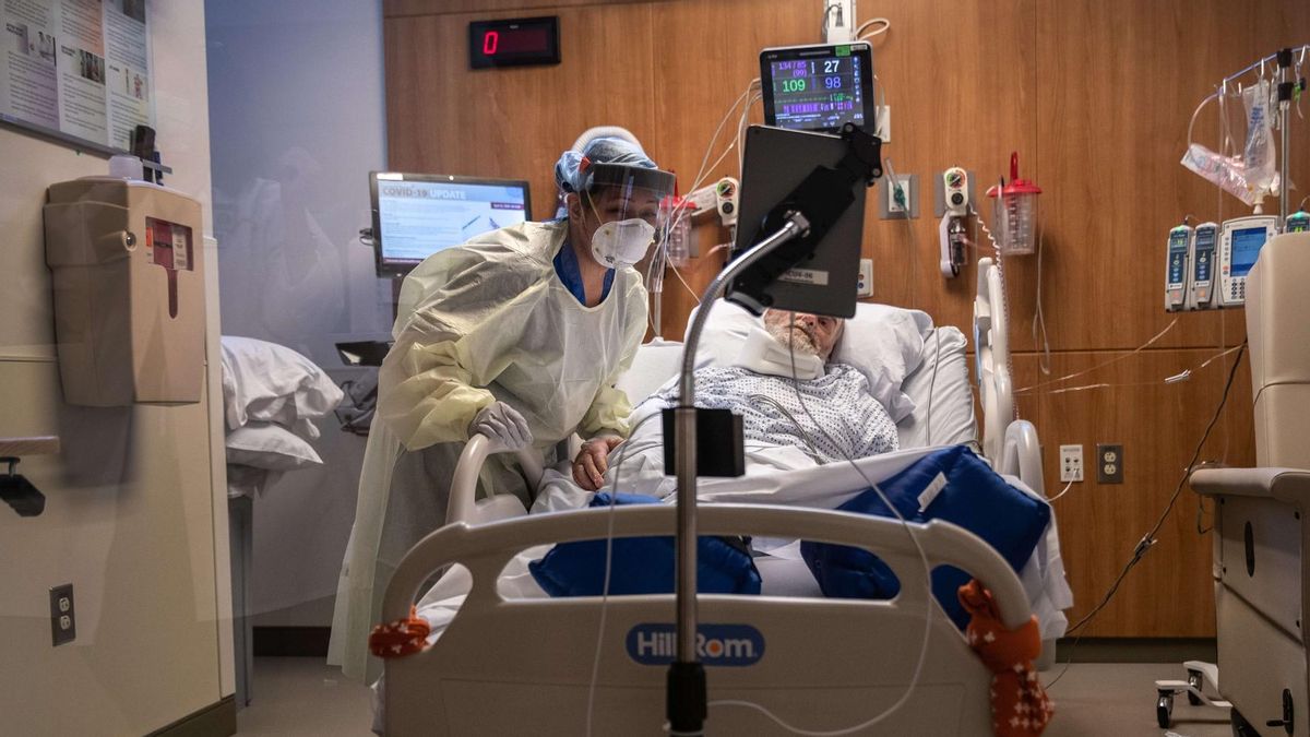 Una enfermera con un paciente en la uci del Hospital de Stamford, en el estado estadounidense de Connecticut, en abril del año pasado. Una enfermera con un paciente en la uci del Hospital de Stamford, en el estado estadounidense de Connecticut, en abril del año pasado.