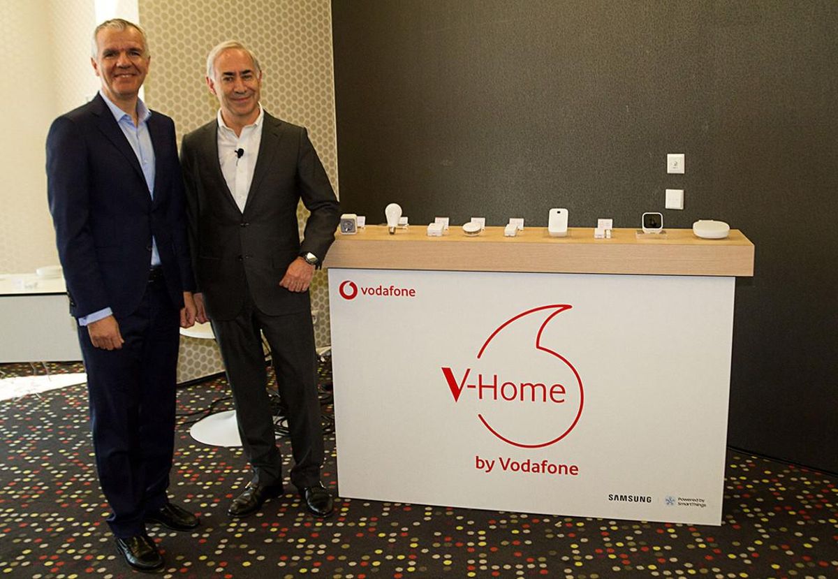 Celestino García (Samsung) y Antonio Coimbra (Vodafone) en la presentación del acuerdo en el marco del Mobile World Congress de Barcelona. Celestino García (Samsung) y Antonio Coimbra (Vodafone) en la presentación del acuerdo en el marco del Mobile World Congress de Barcelona.