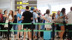 Pasajeros esperan para pasar los controles de seguridad en el aeropuerto de El Prat.