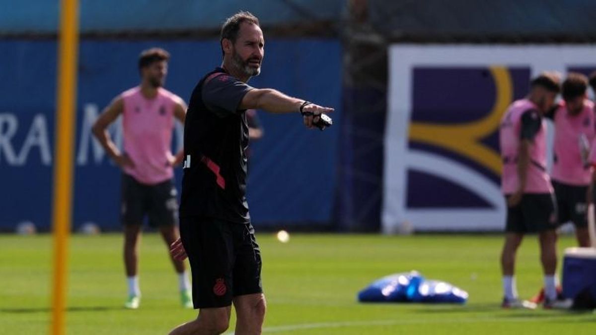 Vicente Moreno, en un entrenamiento del Espanyol en Sant Adrià. Vicente Moreno, en un entrenamiento del Espanyol en Sant Adrià.