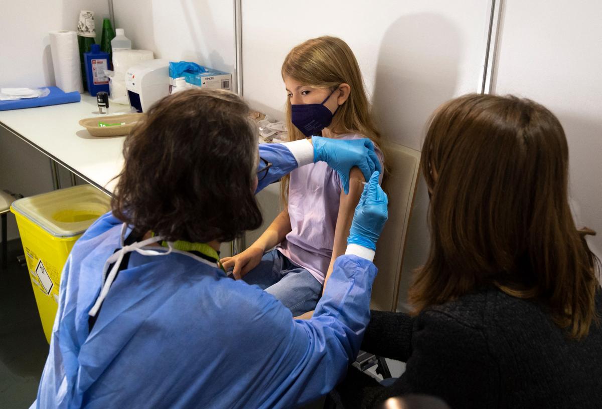 Una niña recibe la vacuna contra el covid, este lunes en Viena.