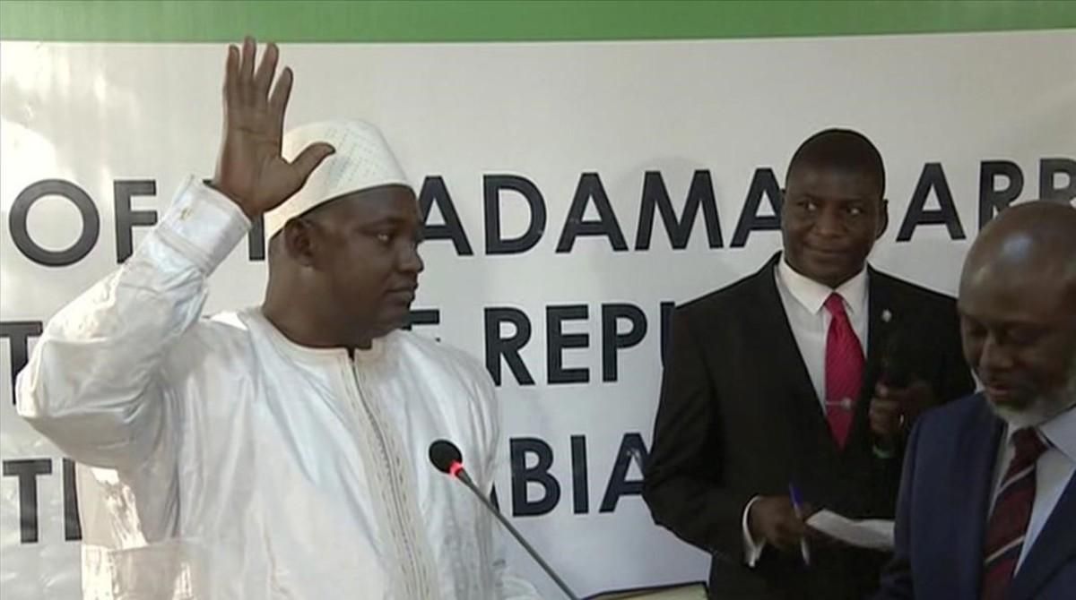 Adama Barrow jura el cargo de presidente de Gambia, en la embajada de su país en Dakar (Senegal), este jueves. Adama Barrow jura el cargo de presidente de Gambia, en la embajada de su país en Dakar (Senegal), este jueves.