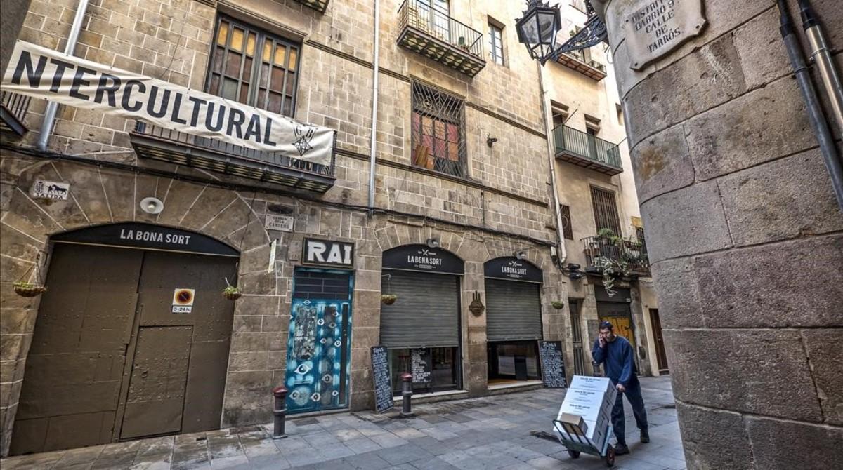 El restaurante de la Bona Sort con las persianas medio cerradas en la calle Carders en Barcelona