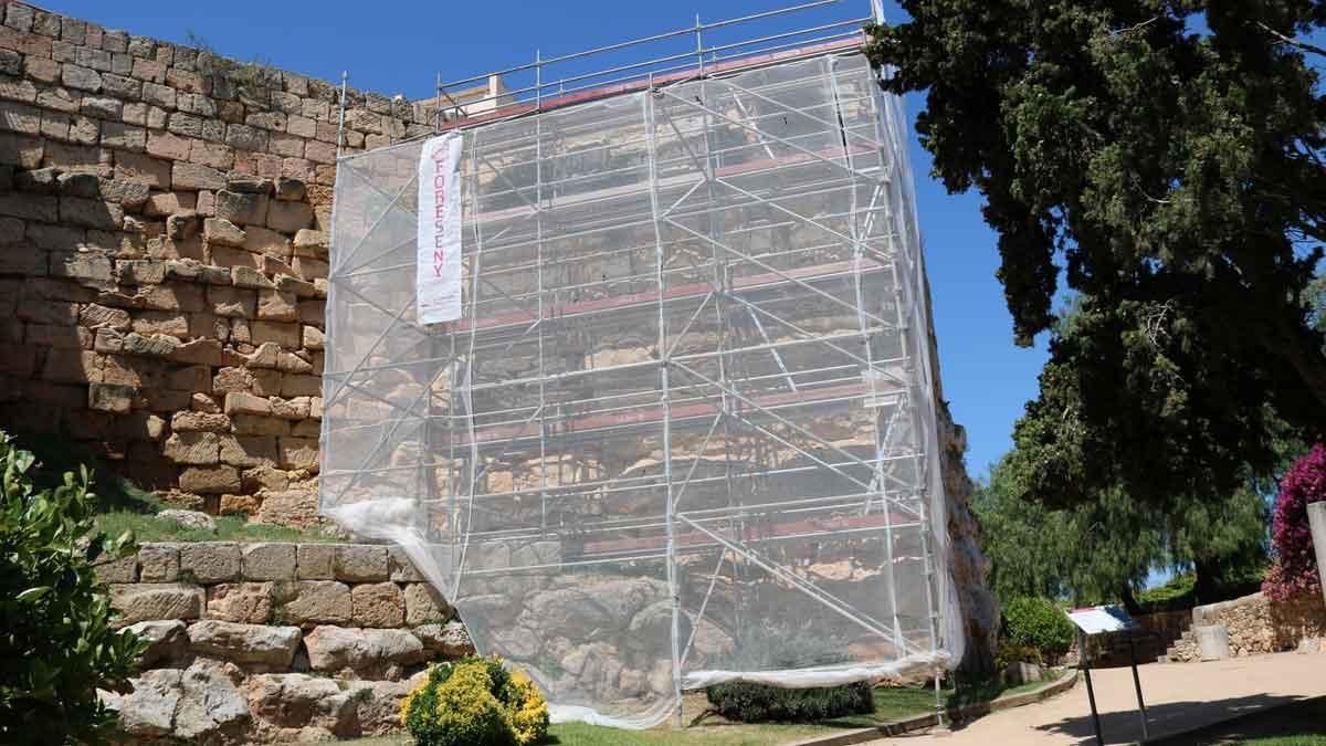 La Torre de Minerva, en la muralla romana de Tarragona, cubierta por un andamio y con las obras de restauración paralizadas. La Torre de Minerva, en la muralla romana de Tarragona, cubierta por un andamio y con las obras de restauración paralizadas.