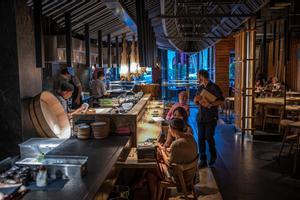 Interior de la taberna Ikoya, uno de los restaurantes abiertos en el barrio del Born en los últimos meses, de la mano del grupo Sagardi y el chef Hideki Matsuhisa.
