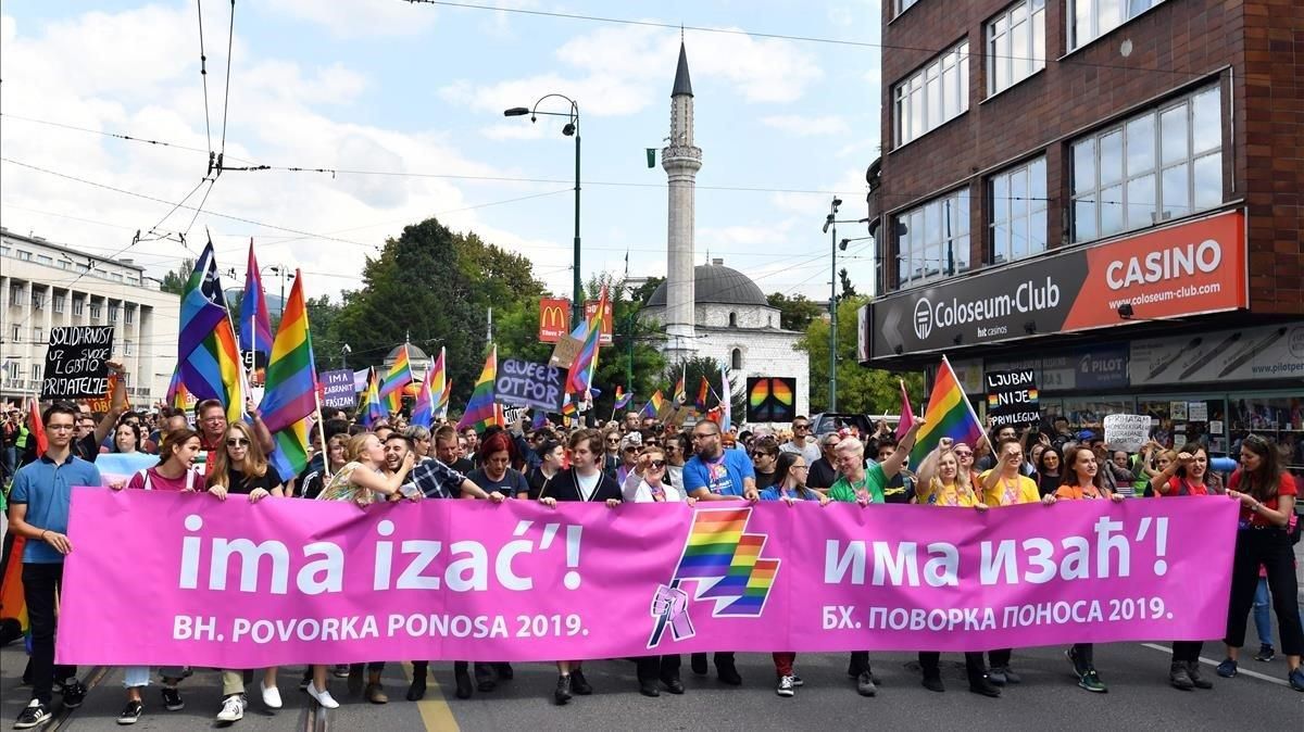 2.000 manifestantes inundan las calles de Sarajevo en la primera marcha del Orgullo LGBTI de la historia del país 2.000 manifestantes inundan las calles de Sarajevo en la primera marcha del Orgullo LGBTI de la historia del país