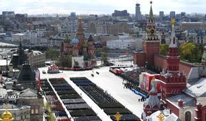 Vista aérea del desfile militar del día de la Victoria en la Plaza Roja en el centro de Moscú