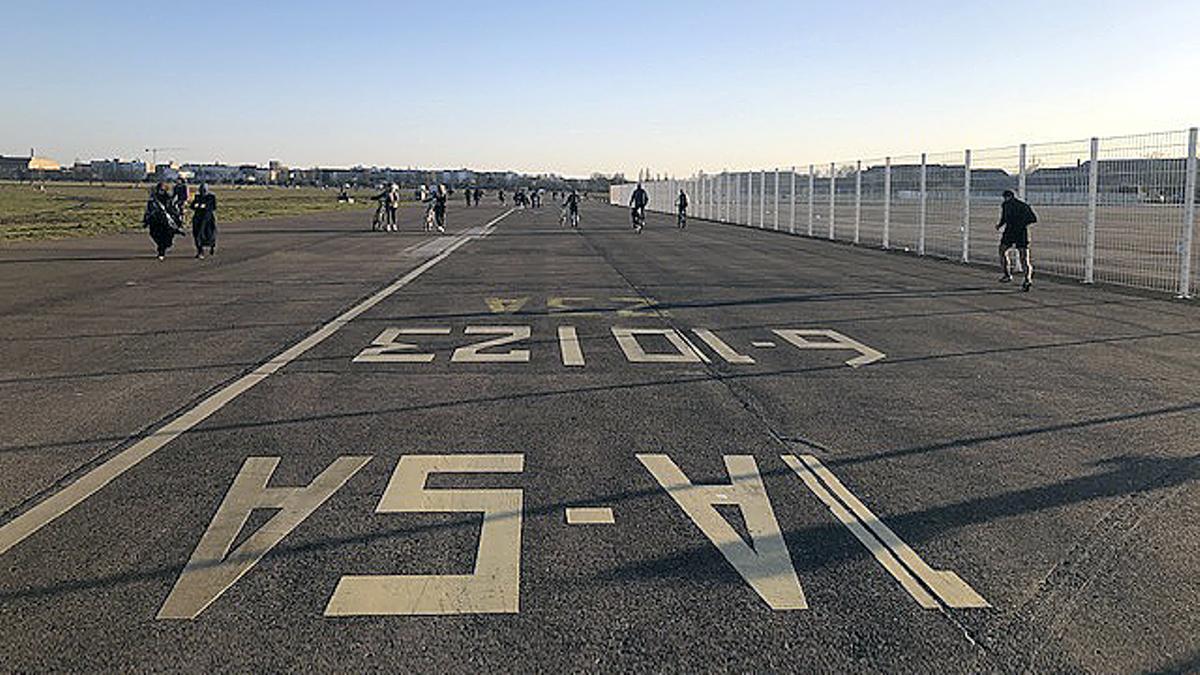 Paseos y deporte por la pista del aeropuerto de Tempelhof. Paseos y deporte por la pista del aeropuerto de Tempelhof.
