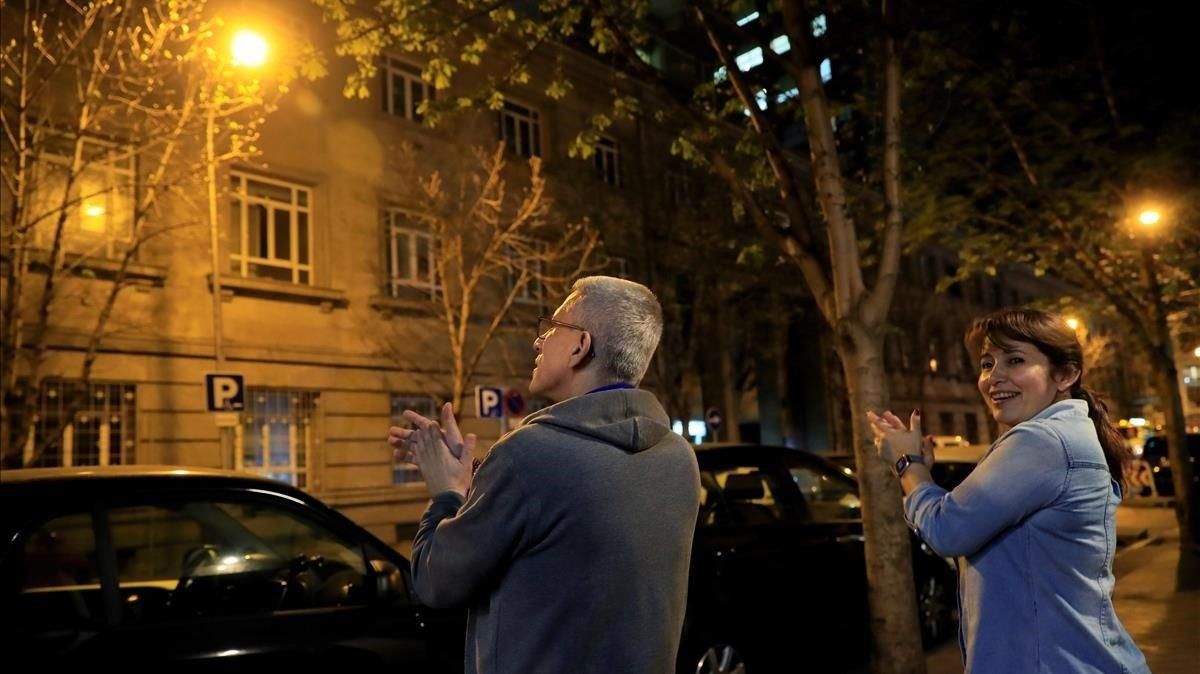 Ciudadanos aplauden la labor de los sanitarios frente al Hospital Universitario de la Princesa de Madrid, como homenaje a todos aquellos que están trabajando para combatir el coronavirus en España Ciudadanos aplauden la labor de los sanitarios frente al Hospital Universitario de la Princesa de Madrid, como homenaje a todos aquellos que están trabajando para combatir el coronavirus en España