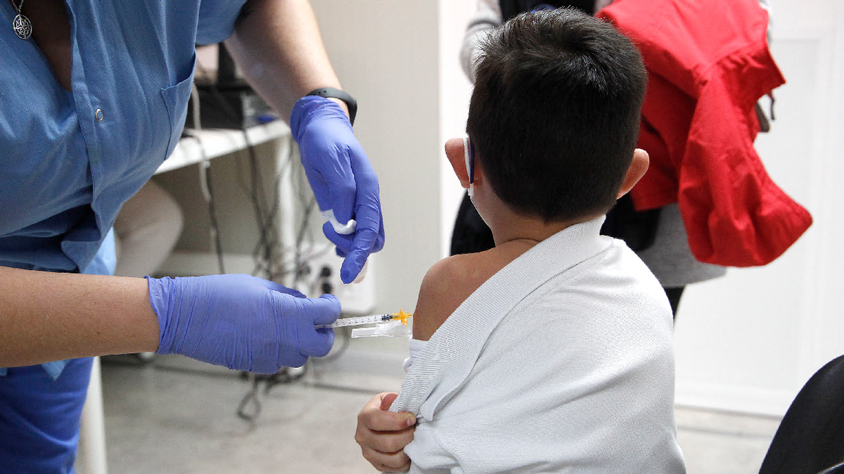 Un niño recibe una dosis de la vacuna contra el covid en el Hospital de Son Durea