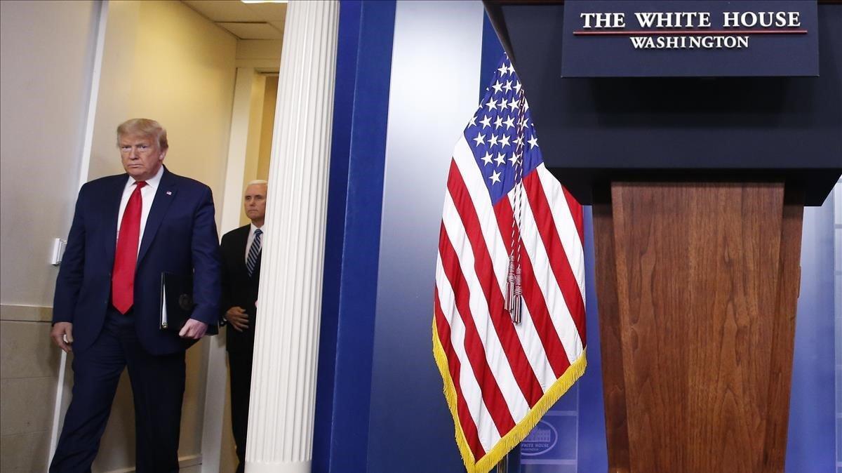 Trump, seguido del vicepresidente Mike Pence, el jueves antes de dar una rueda de prensa en la Casa Blanca.