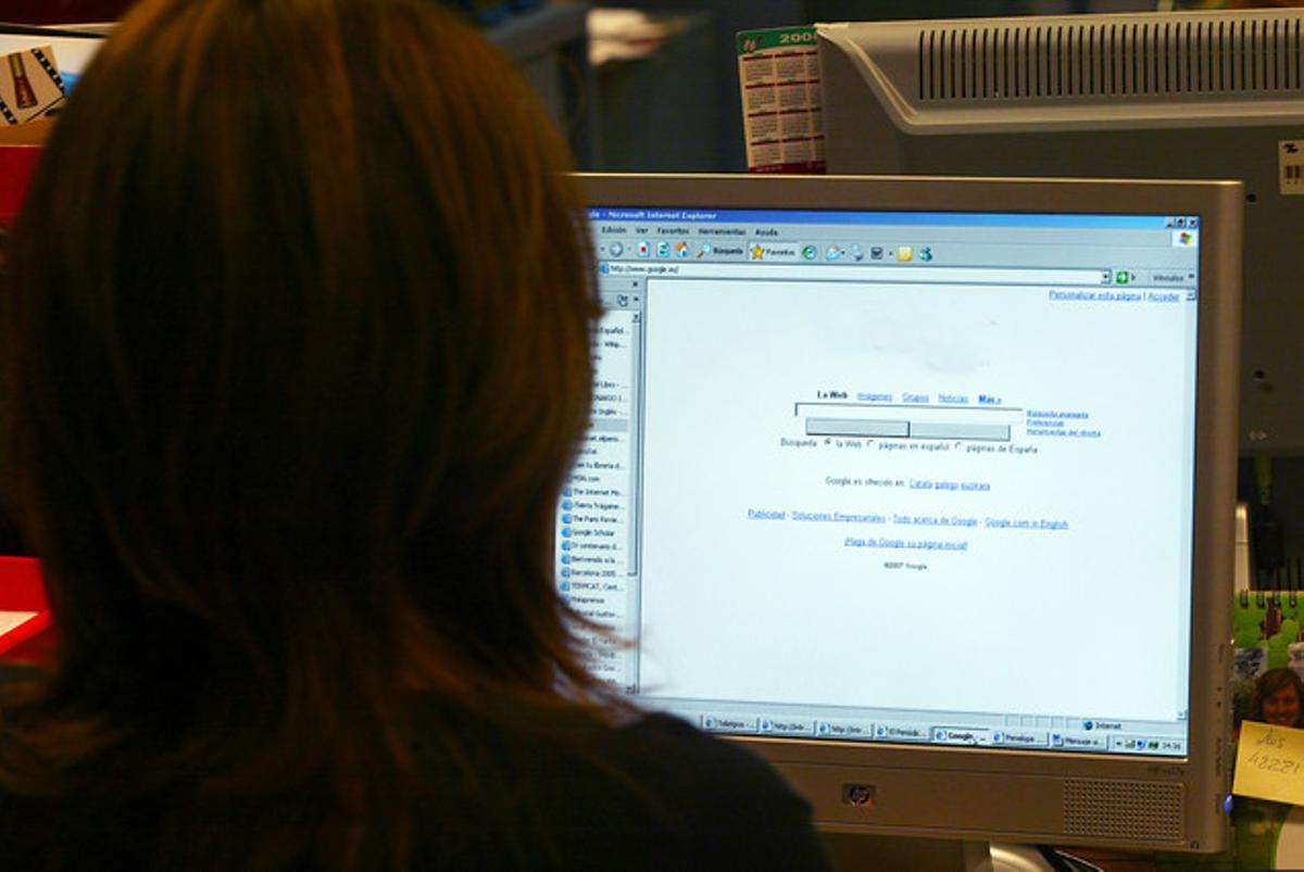 Una estudiante de la Universitat Oberta de Catalunya (UOC), en una imagen de archivo.