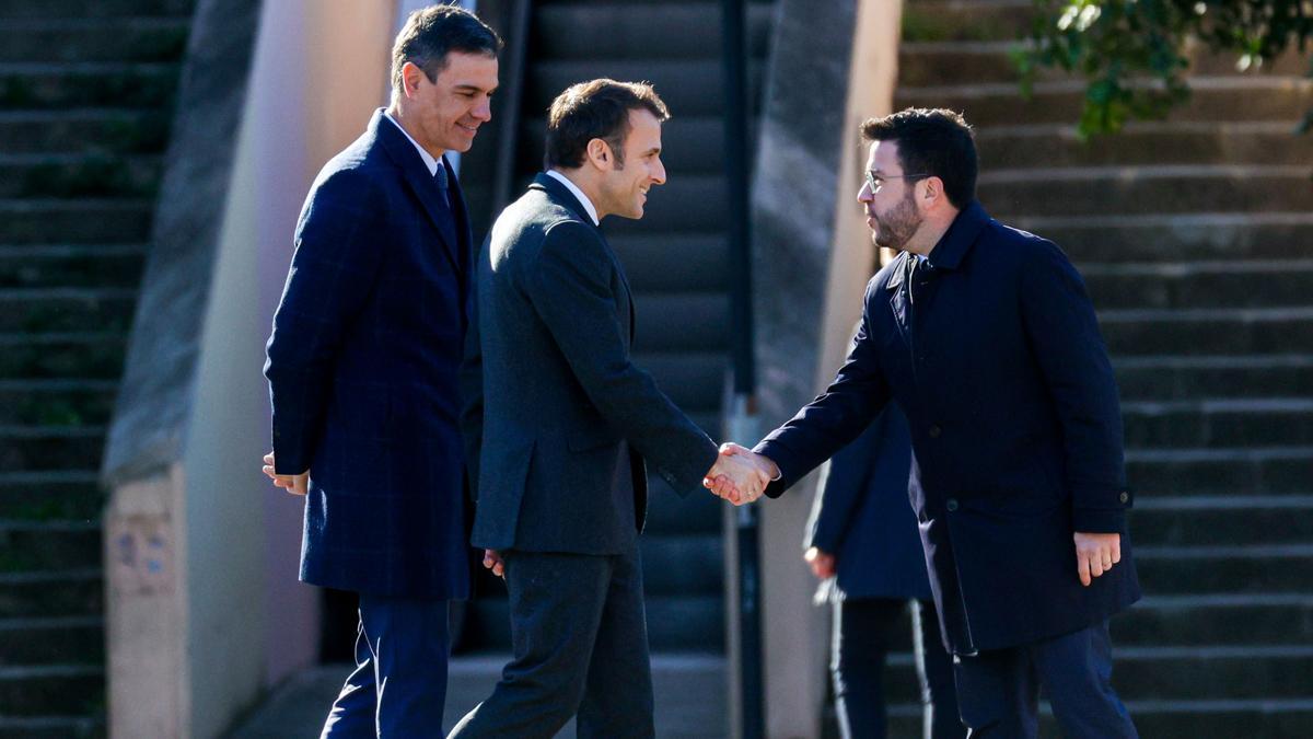 Emmanuel Macron saluda a Pere Aragonès, ante Pedro Sánchez.