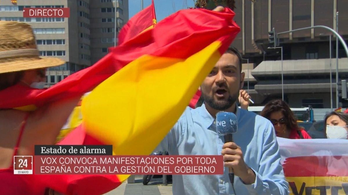 Gabriel López increpado por varios asistentes de la manifestación convocada por Vox en Madrid. Gabriel López increpado por varios asistentes de la manifestación convocada por Vox en Madrid.