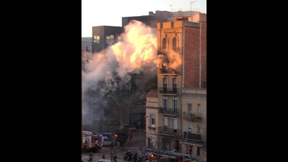 El incendio que ha quemado un piso en la calle Fluvià con Marroc, en el barrio de Provençals de Poblenou, en Barcelona.