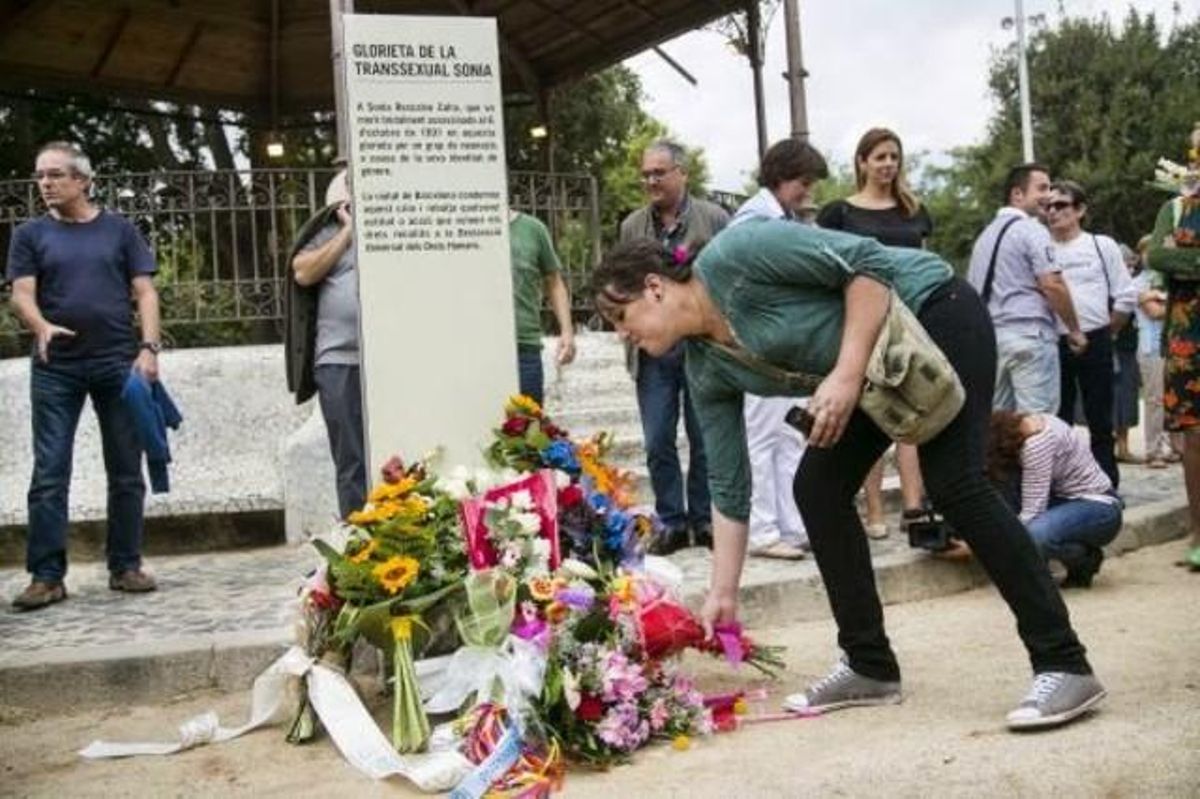 Imagen del bautizo de la glorieta del Parc de la Ciutadella donde murió la transexual Sonia Rescalvo en 1991 con el nombre de esta barcelonesa, en 2013. Imagen del bautizo de la glorieta del Parc de la Ciutadella donde murió la transexual Sonia Rescalvo en 1991 con el nombre de esta barcelonesa, en 2013.