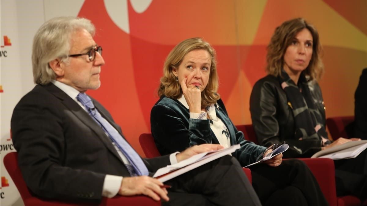 El presidente de Foment, Josep Sánchez Llibre, junto a la ministra de Economía, Nadia Calviño, y la ’consellera’ Àngels Chacón, en la presentación del informe. El presidente de Foment, Josep Sánchez Llibre, junto a la ministra de Economía, Nadia Calviño, y la ’consellera’ Àngels Chacón, en la presentación del informe.