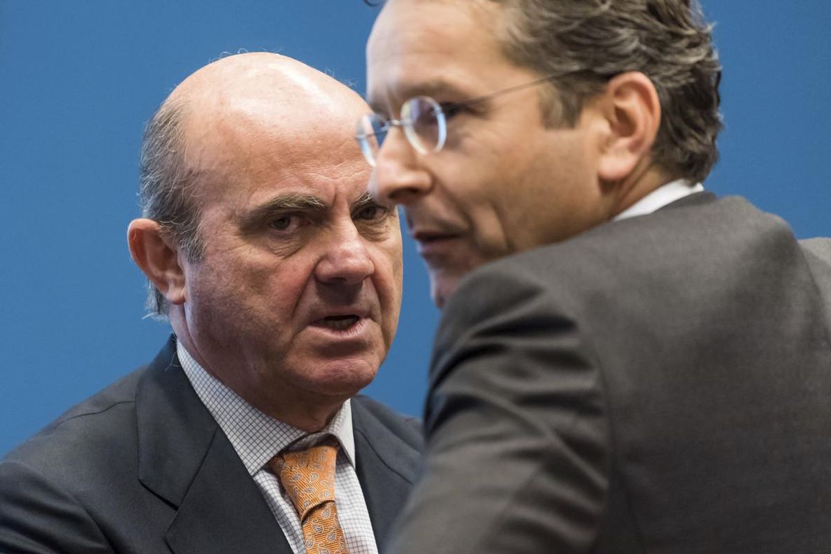 Luis de Guindos y el presidente del Eurogrupo, Jeroen Dijsselbloem. Luis de Guindos y el presidente del Eurogrupo, Jeroen Dijsselbloem.