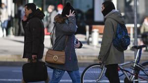 Ciudadanos de Barcelona se protegen del frío.