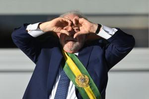 Lula llora al asumir y asegura que ha recibido un Brasil en situación de "ruina"