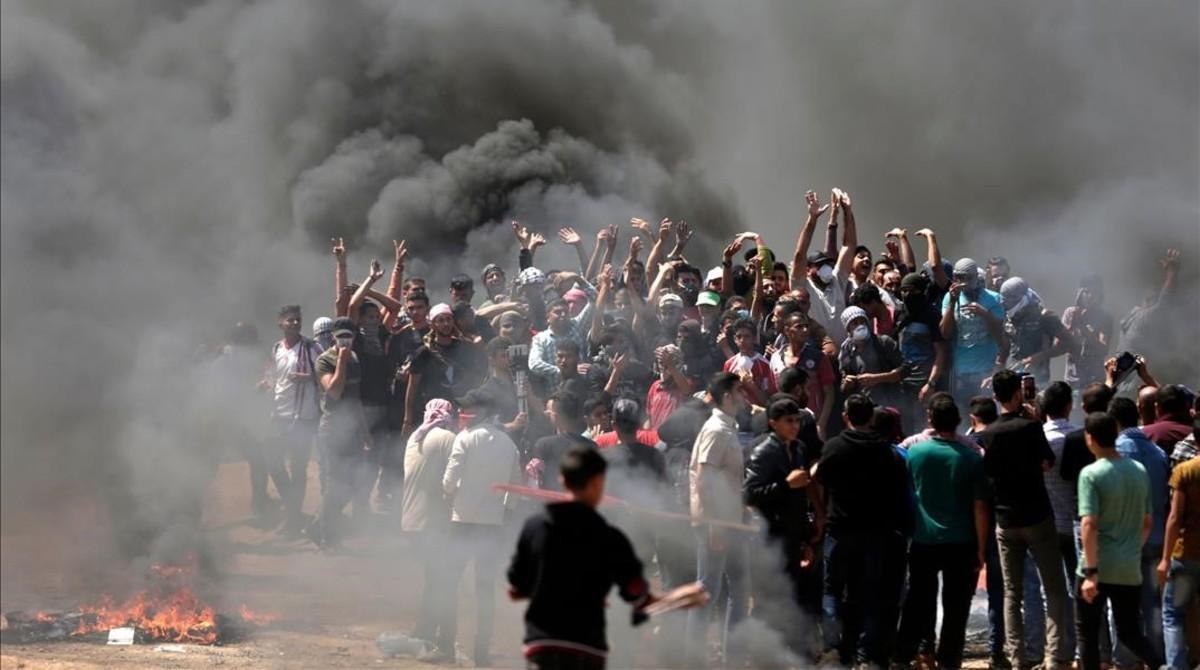 Manifestantes palestinos queman neumáticos en la frontera entre Gaza e Israel en las protestas contra la inauguración de la embajada estadounidense en Jerusalén el 14 de mayo. 