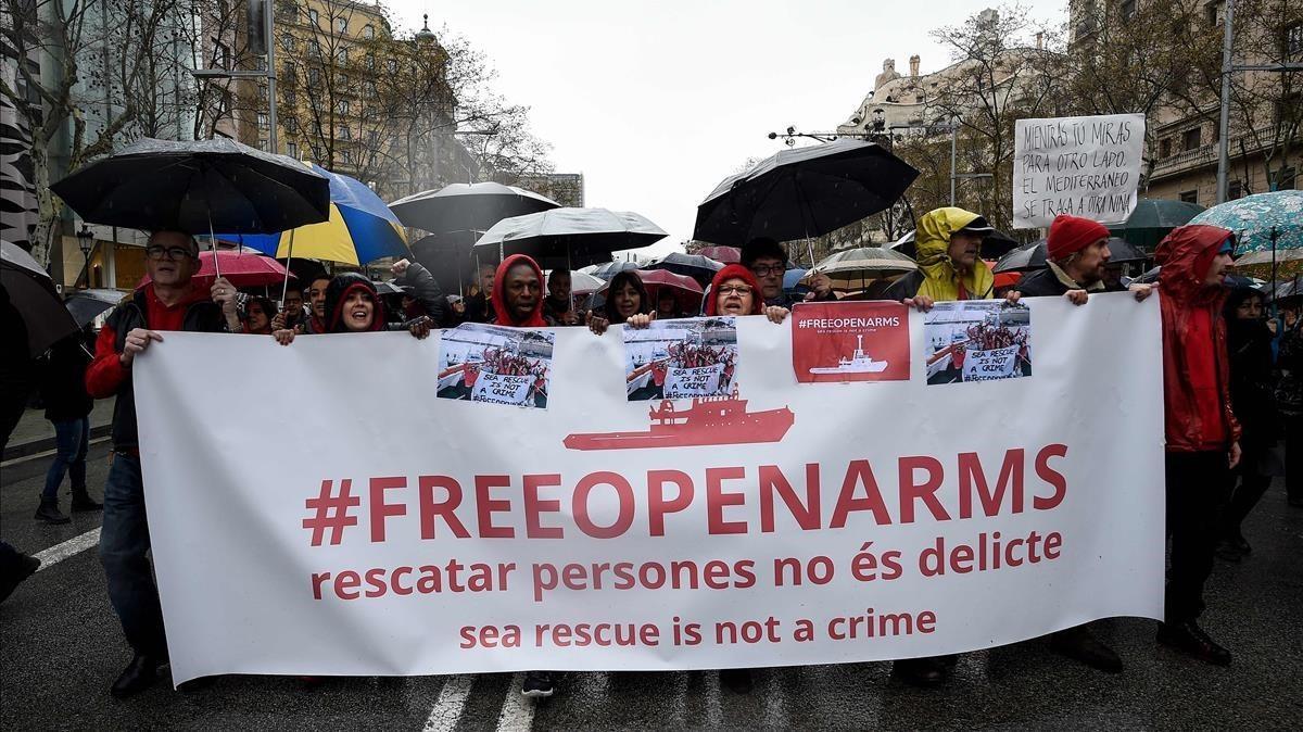 Manifestación a favor de Proactiva Open Arms en Barcelona.