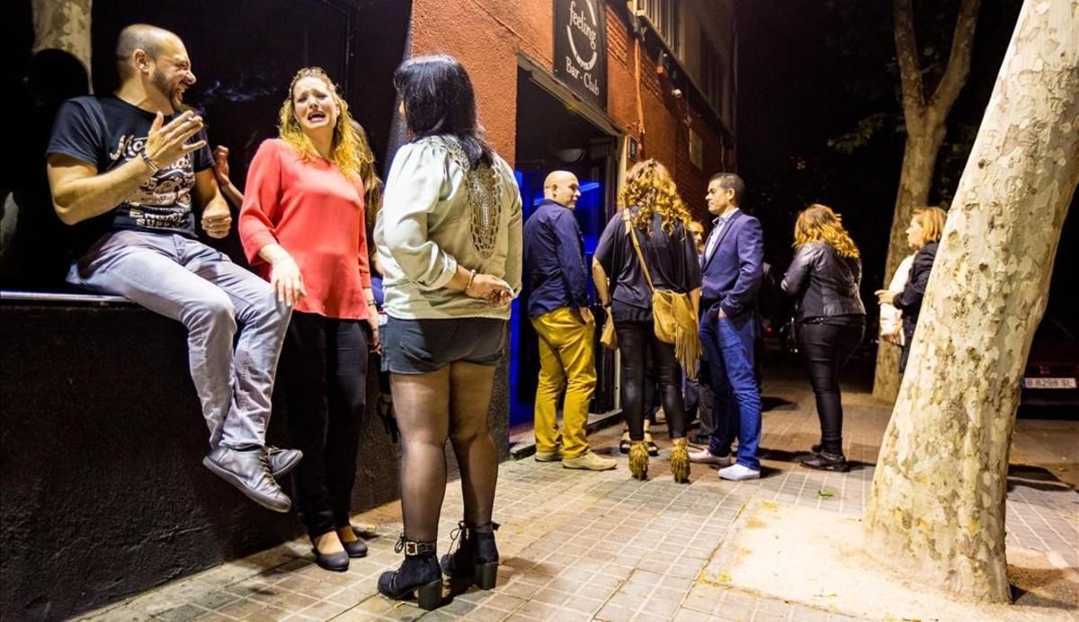 Clientes a las puertas de una de las discotecas de la calle de Rocafort, en la Zona Hermética de Sabadell.