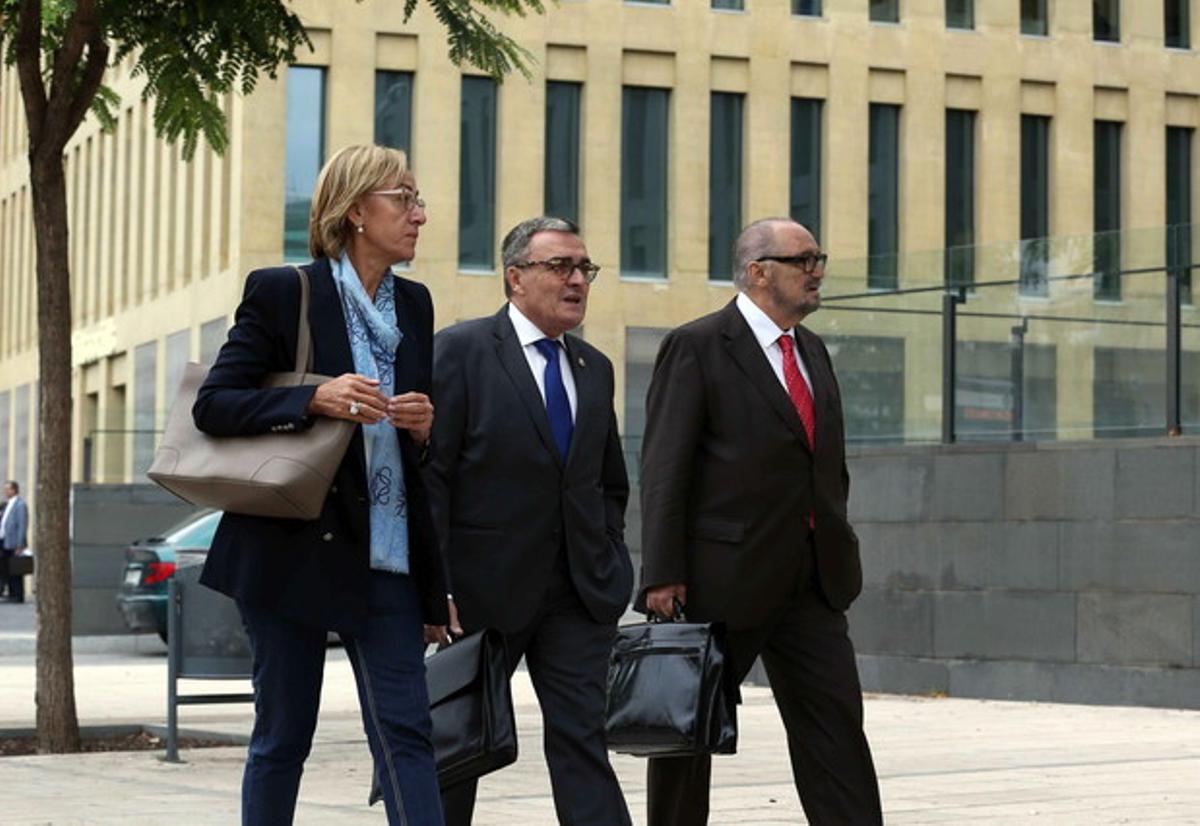 El alcalde de Lleida, Àngel Ros, acompañado de su esposa, Neus, y de su abogado, Paco Sapena, a su llegada esta mañana a la Ciutat de la Justicia. 