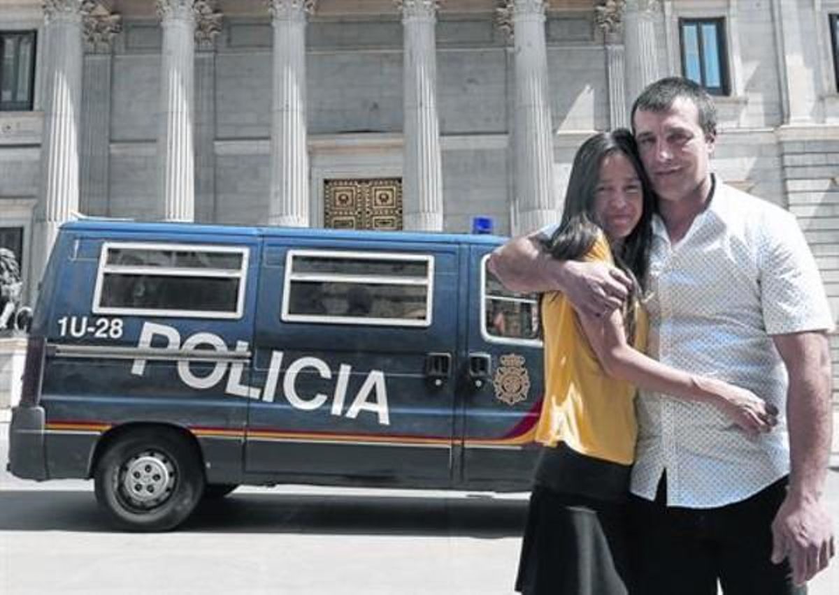 Iñaki Rekarte y su mujer, Mónica, frente al Congreso de los Diputados, el pasado martes. Iñaki Rekarte y su mujer, Mónica, frente al Congreso de los Diputados, el pasado martes.