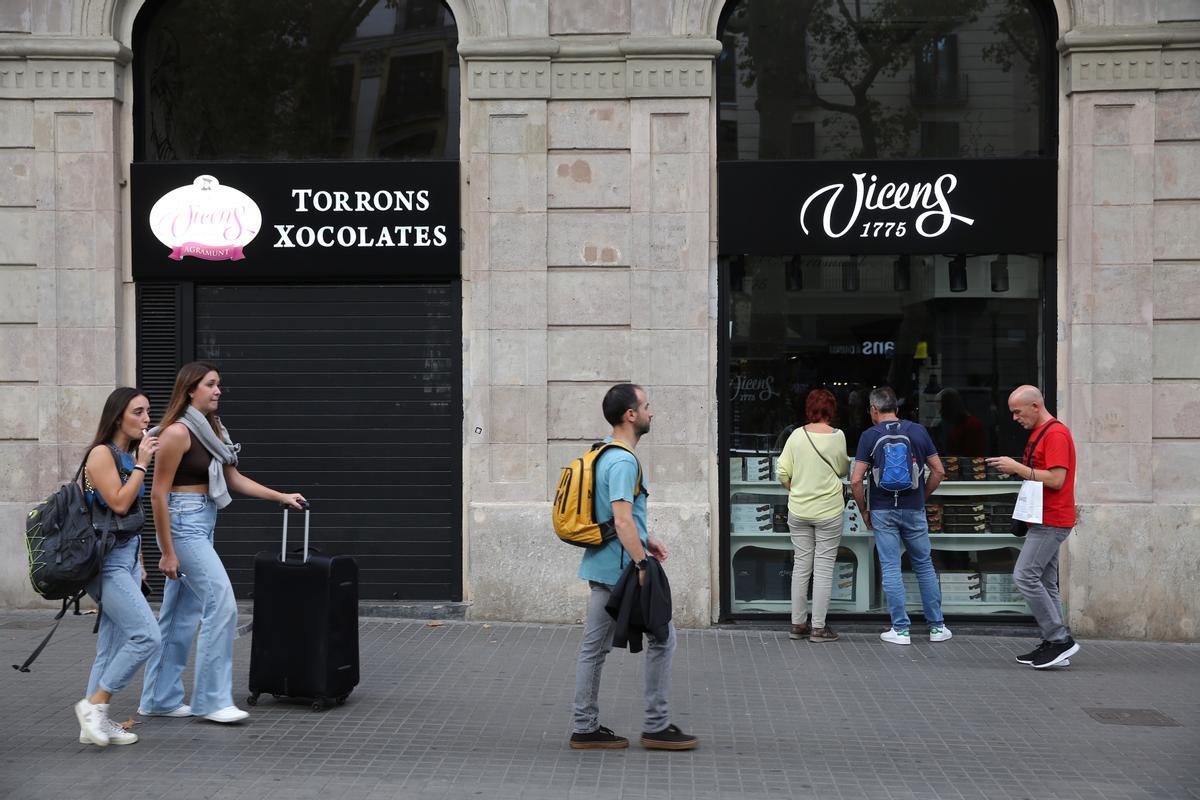 BARCELONA 03/10/2022 Barcelona. Torrons Vicens, botiga precintada per l’ajuntament la setmana passada FOTO de ELISENDA PONS