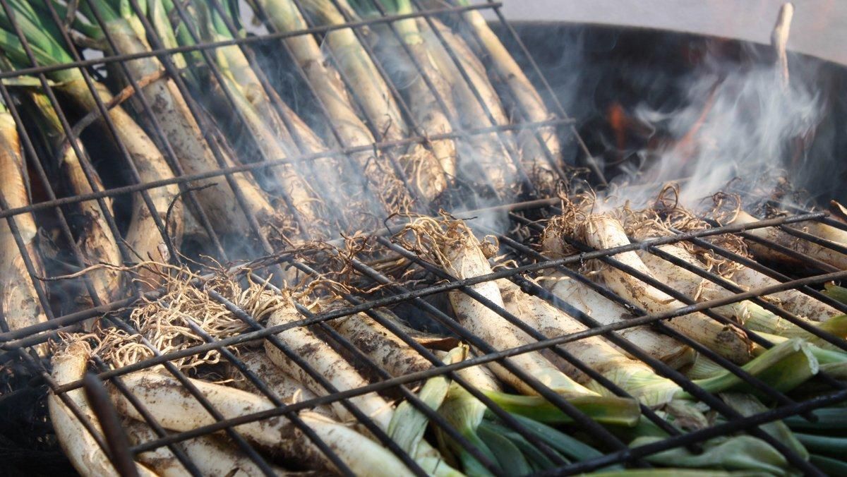 ’Calçots’ acababándose de cocer al fuego. ’Calçots’ acababándose de cocer al fuego.