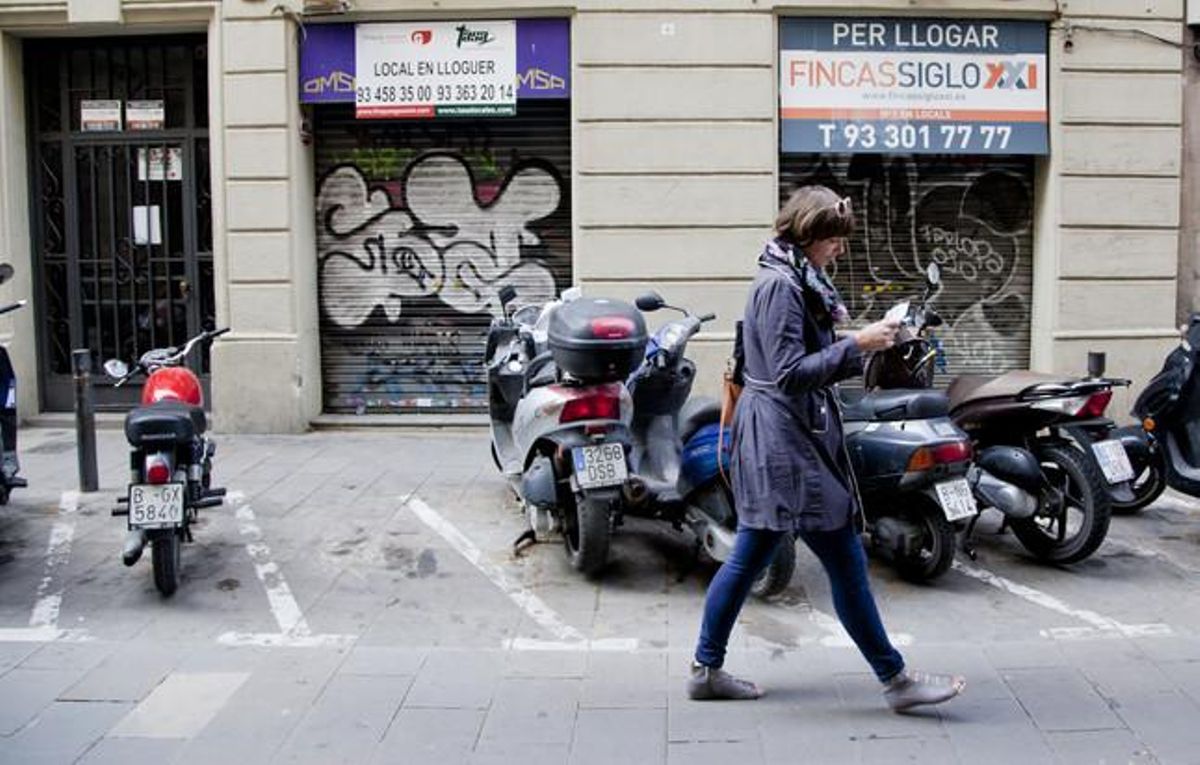 Locales comerciales cerrados en la calle de Sant Pere més Alt, en Ciutat Vella, este martes. Locales comerciales cerrados en la calle de Sant Pere més Alt, en Ciutat Vella, este martes.