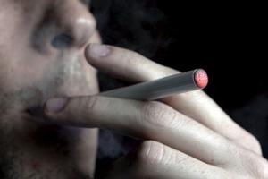 Imagen de archivo de un cigarrillo electrónico que comercializa en España la empresa cigarrilloselectronicos.com, con los que el fumador puede dosificar los niveles de nicotina y exhalar vapor en vez de humo.EFE/Jesús Domínguez