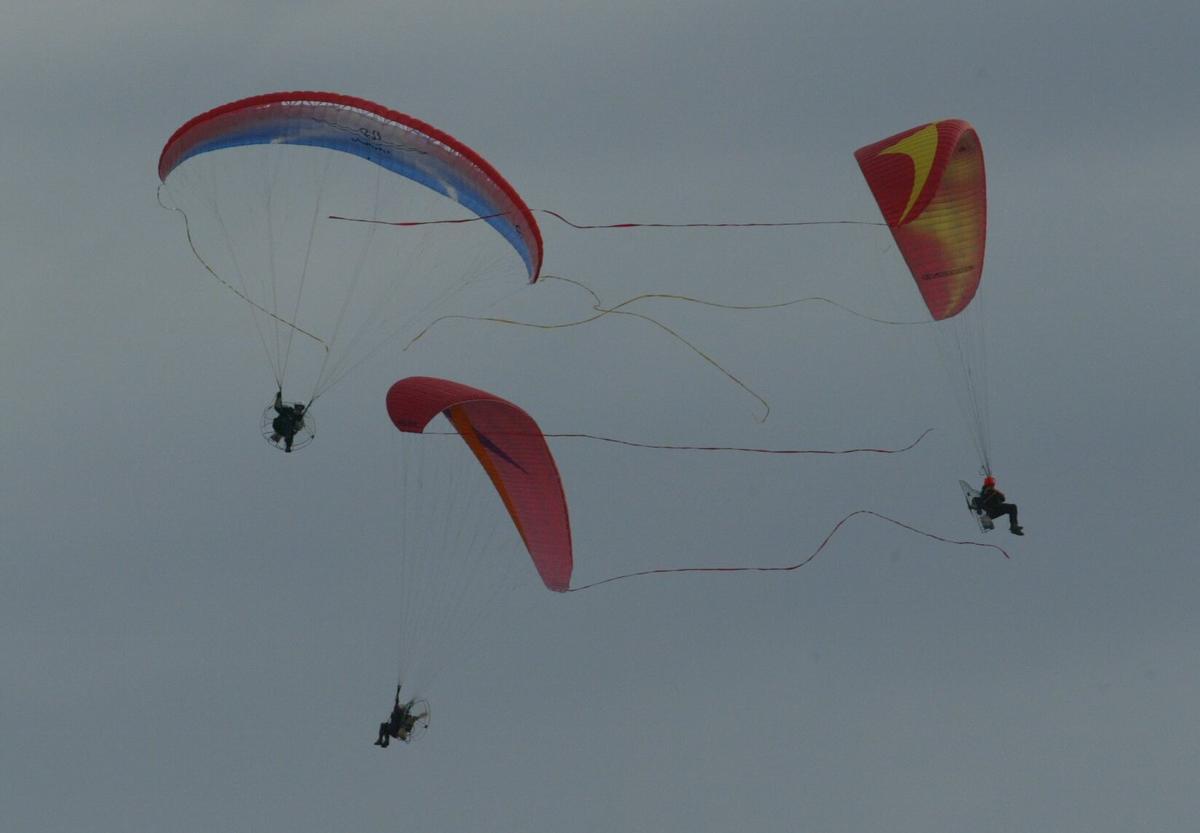 Tres personas volando en paramotor, en una imagen de archivo. 