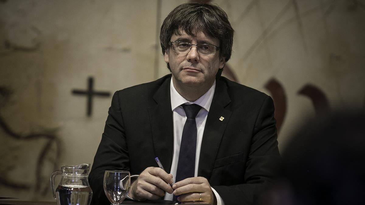 Carles Puigdemont durante una reunión de Govern. Carles Puigdemont durante una reunión de Govern.