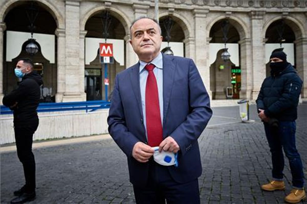 El fiscal italiano Nicola Gratteri, custodiado por dos agentes de su escolta. El fiscal italiano Nicola Gratteri, custodiado por dos agentes de su escolta.