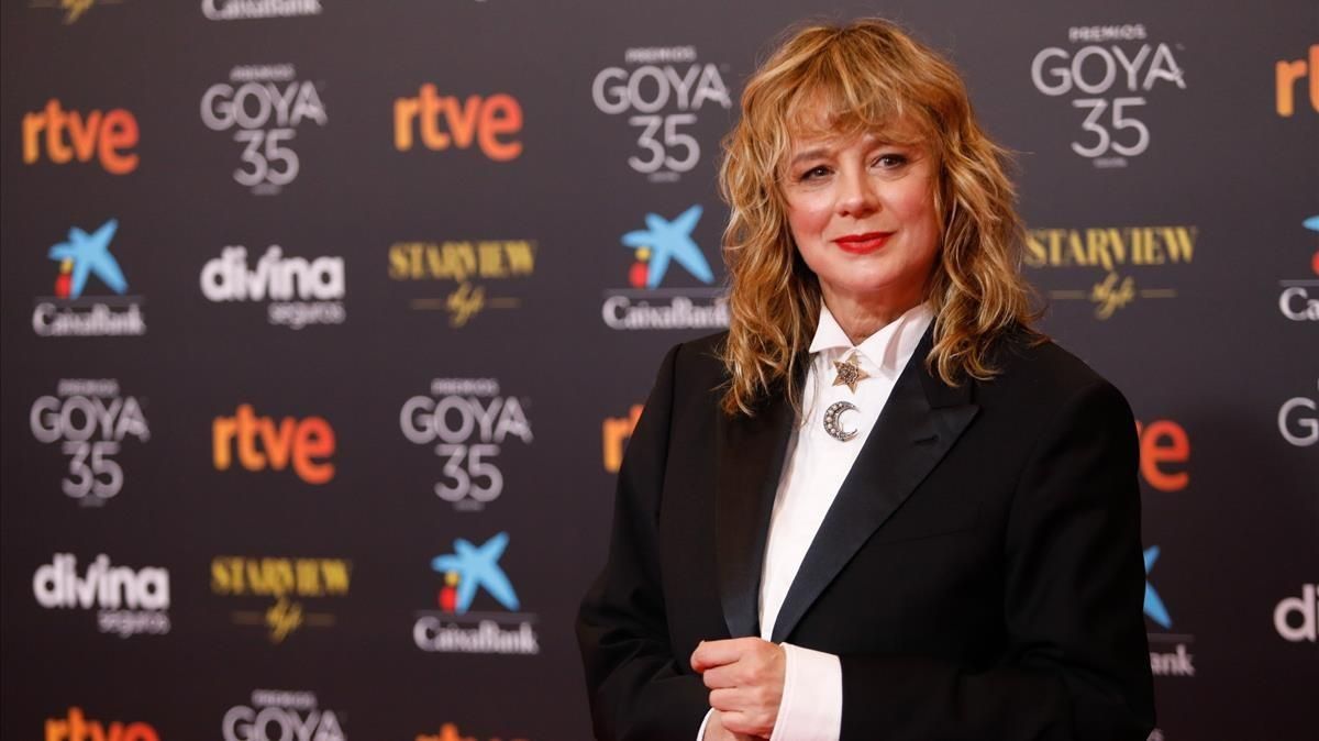 La actriz Emma Suarez posa en la alfombra roja en la 35 edicion de los Premios Goya La actriz Emma Suarez posa en la alfombra roja en la 35 edicion de los Premios Goya