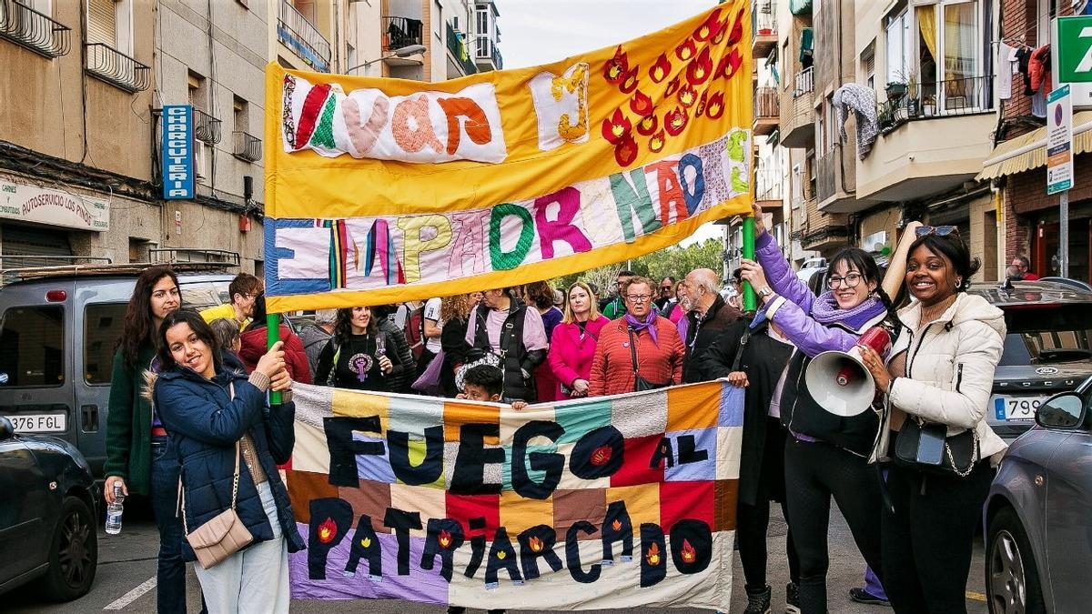 «Vives i empadronades»: el 8-M a l’Hospitalet reivindica els drets de les dones migrants «Vives i empadronades»: el 8-M a l’Hospitalet reivindica els drets de les dones migrants