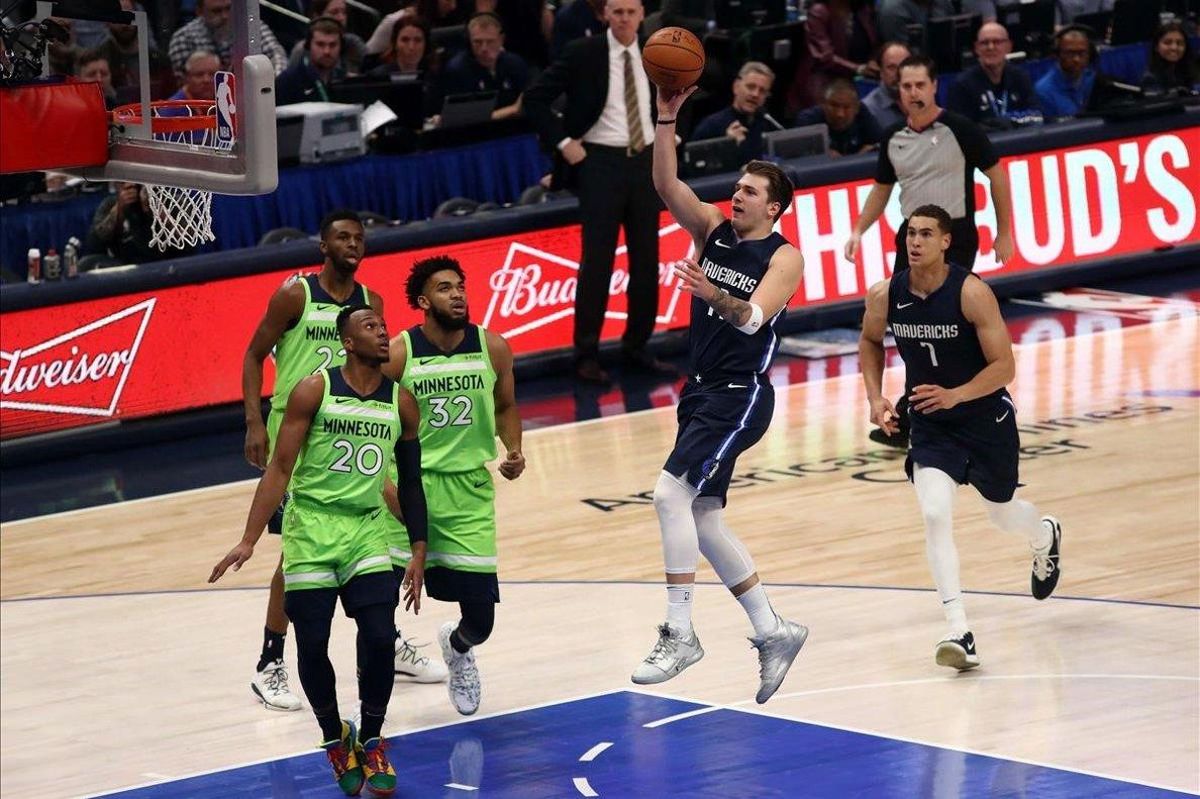 Doncic entra a canasta ante la mirada de tres defensores de los Timberwolves. Doncic entra a canasta ante la mirada de tres defensores de los Timberwolves.