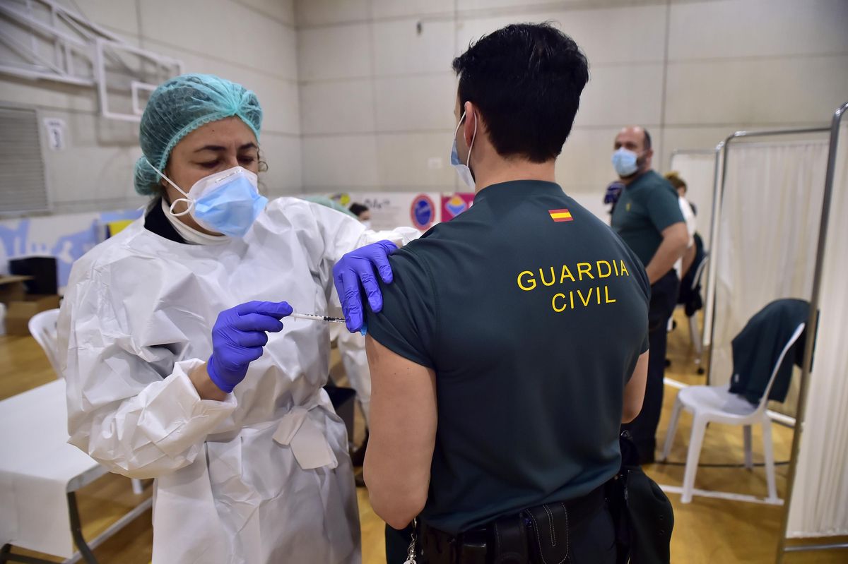 Un agente de la Guardia Civil recibe la vacuna contra el covid-19. Un agente de la Guardia Civil recibe la vacuna contra el covid-19.