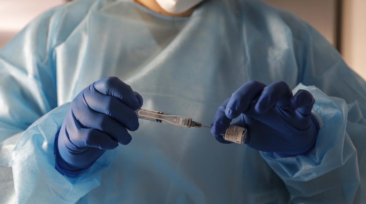 Un sanitario prepara una dosis de la vacuna contra el COVID.