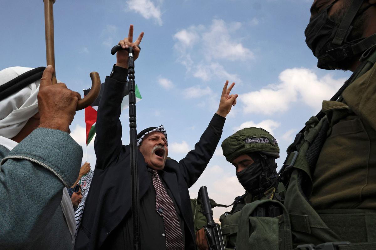 Un grupo de palestinos protestas ante soldados israelís contra la confiscación de tierras en el sureste de Hebrón el pasado 2 de octubre.