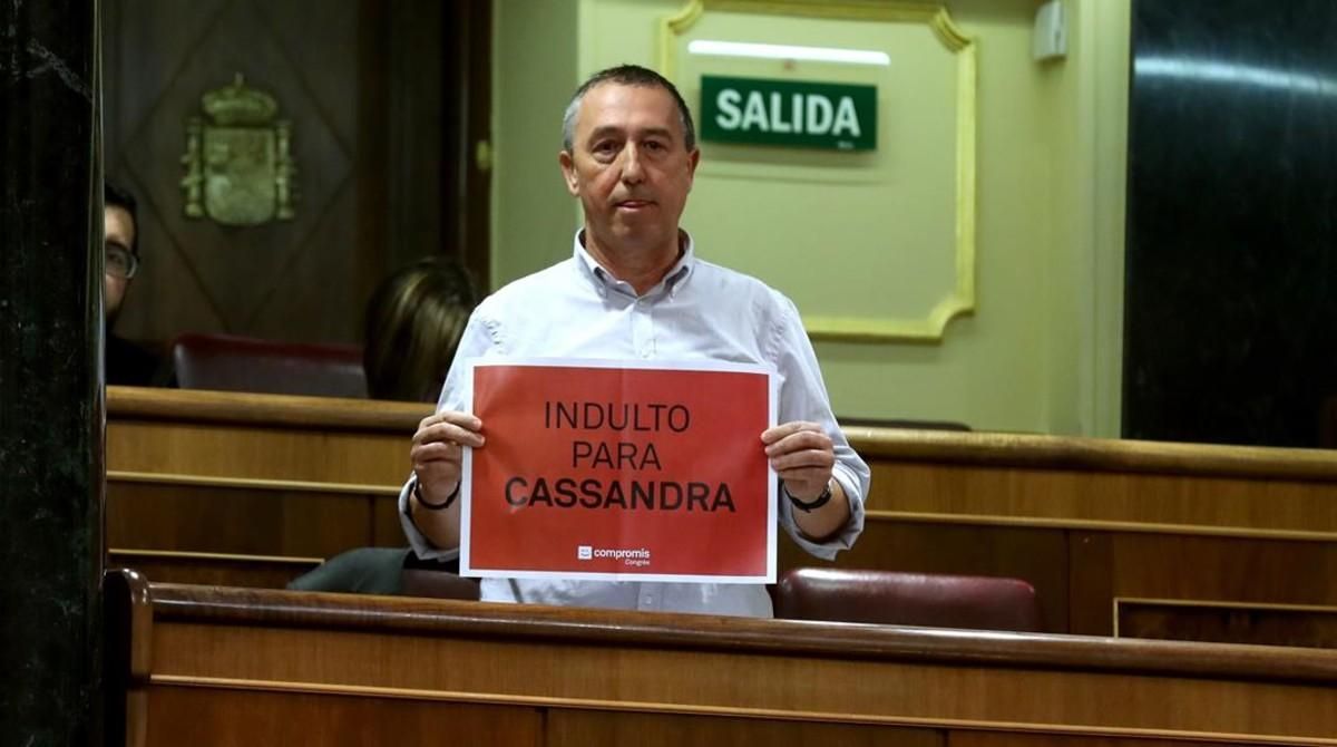 El diputado Joan Baldoví enseña un cartel a favor del indulto de la tuitera Cassandra Vera. El diputado Joan Baldoví enseña un cartel a favor del indulto de la tuitera Cassandra Vera.