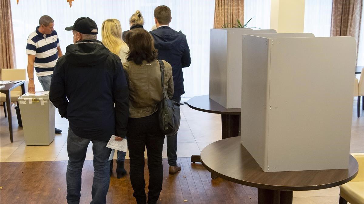 Ciudadanos de la región alemana de Turingia ejercen su derecho a voto en Erfurt.