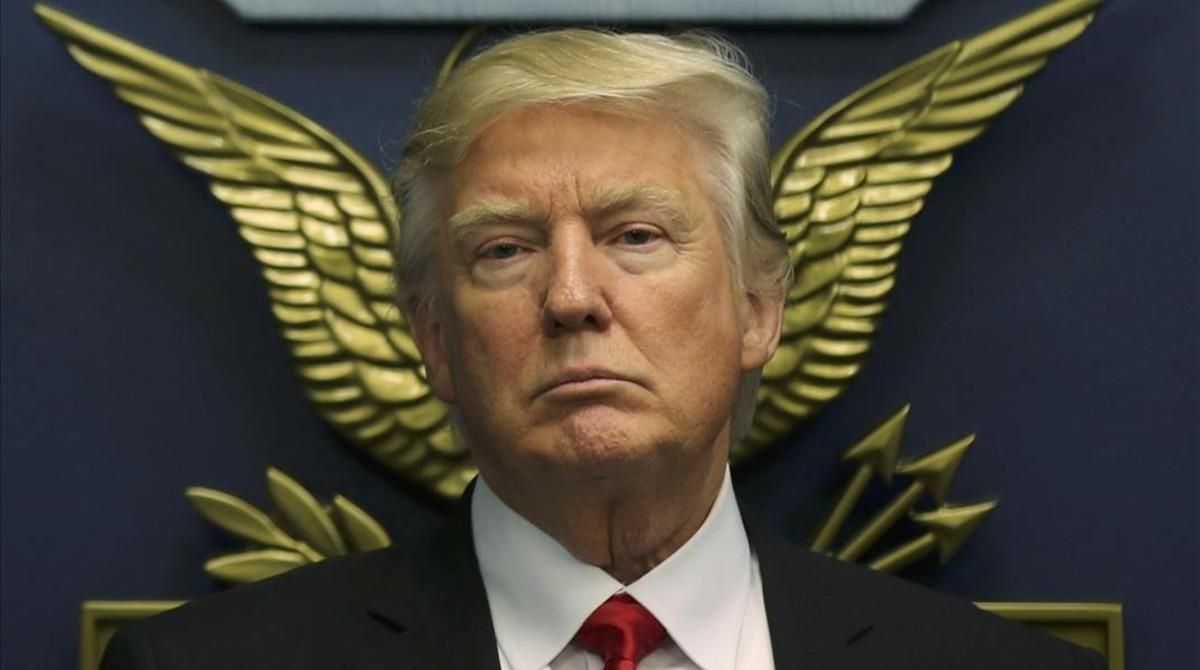 El presidente estadounidense, Donald trump, en el juramento del nuevo secretario de defensa, James Mattis. El presidente estadounidense, Donald trump, en el juramento del nuevo secretario de defensa, James Mattis.